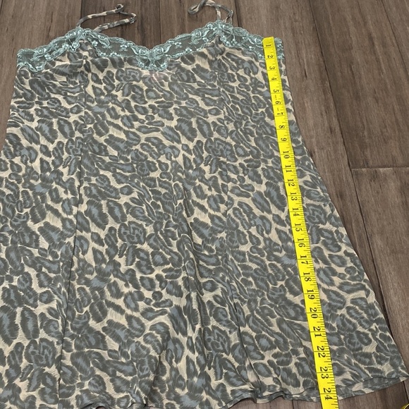 Victoria's Secret chemise green tan animal print - Picture 8 of 8